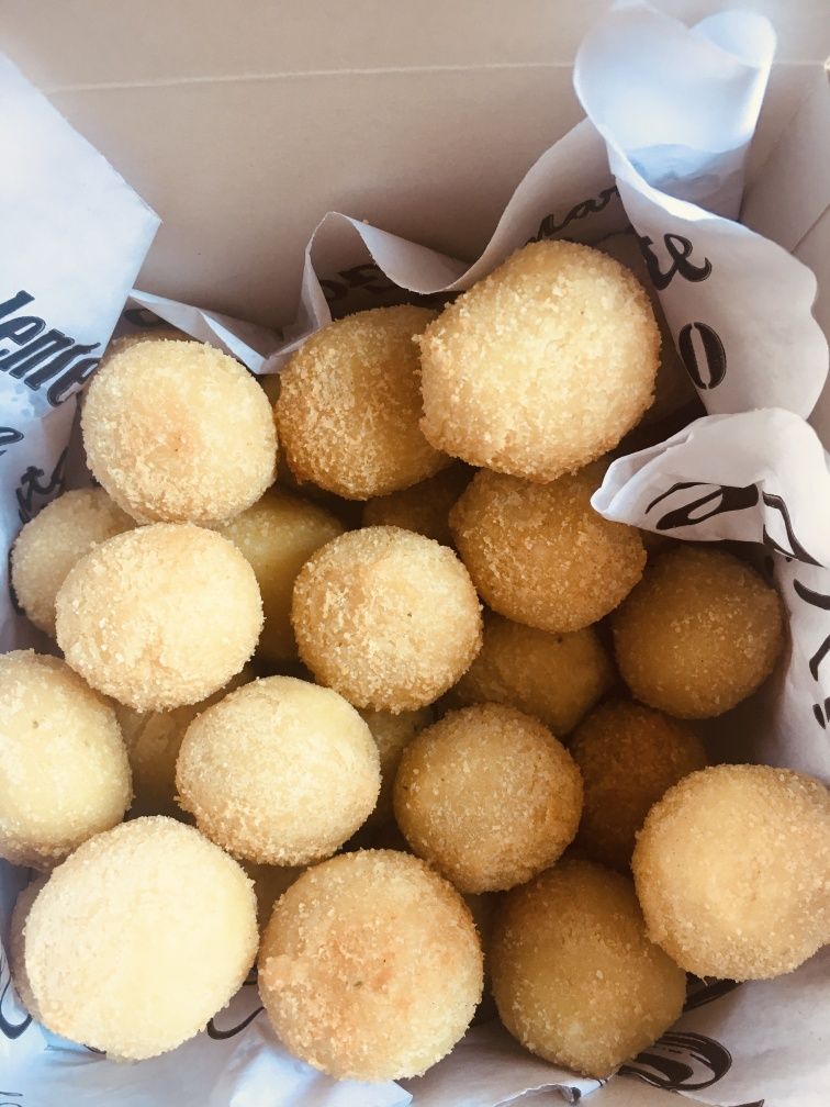 Salgados, brigadeiros e pães de queijo