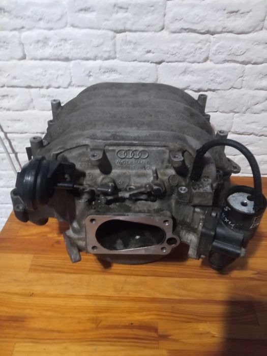 Впускний колектор Audi 100c4 A6C4 2,8 AAH