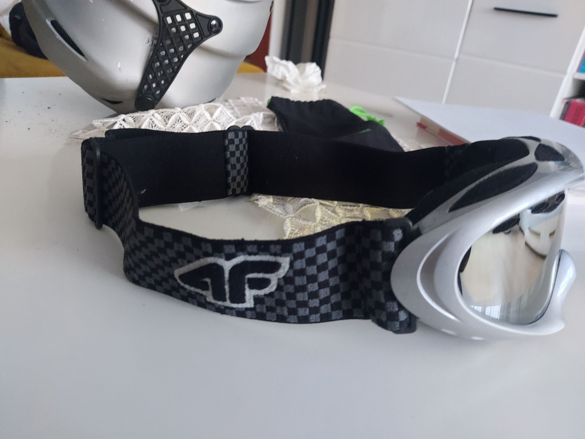 Kask narciarski Uvex XS-M gogle 4F