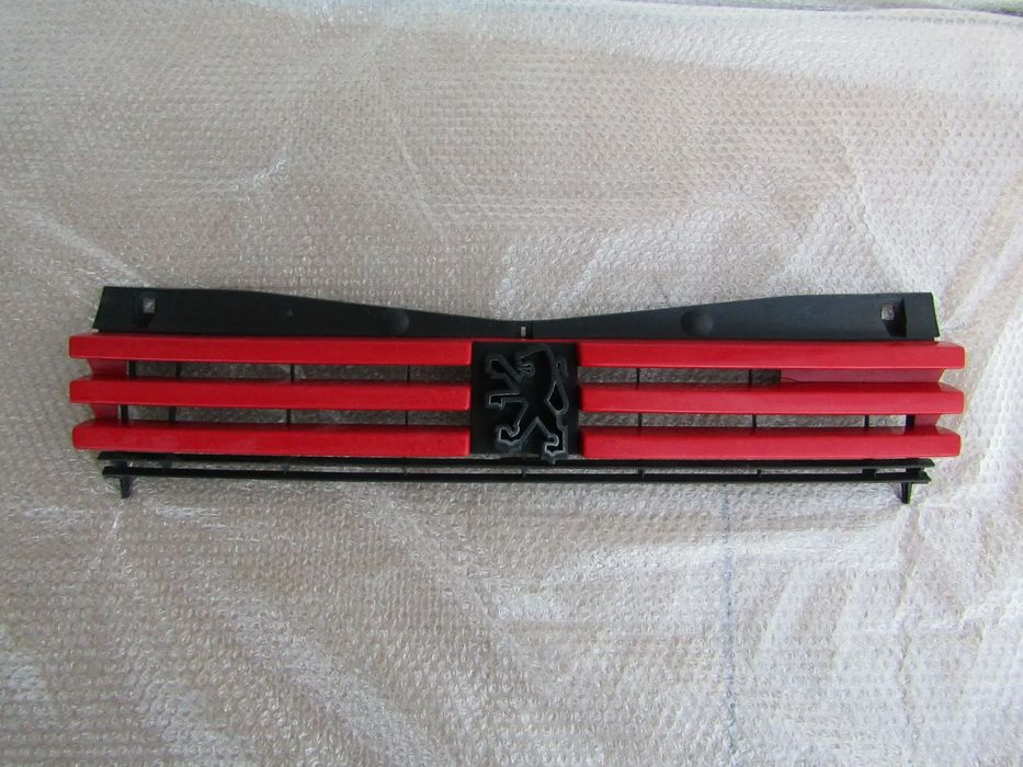 Grelha central Peugeot 205 original usada