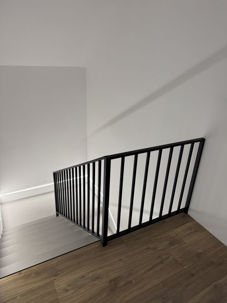 Barierka schodowa szklana metalowa nowoczesna loft