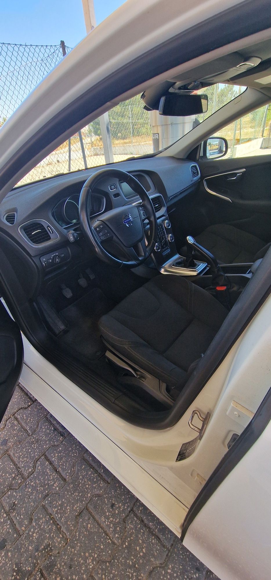 Volvo V40 D2.   .