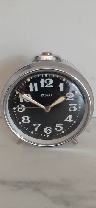 Budzik mechaniczny PASSAT – NRD / PRL, lata 70–80, vintage