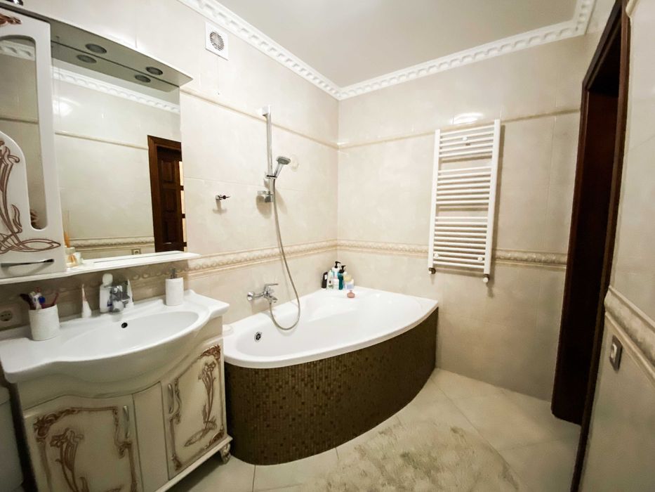 Продається стильна трикімнатна квартира