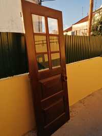 Porta e janelas em madeira