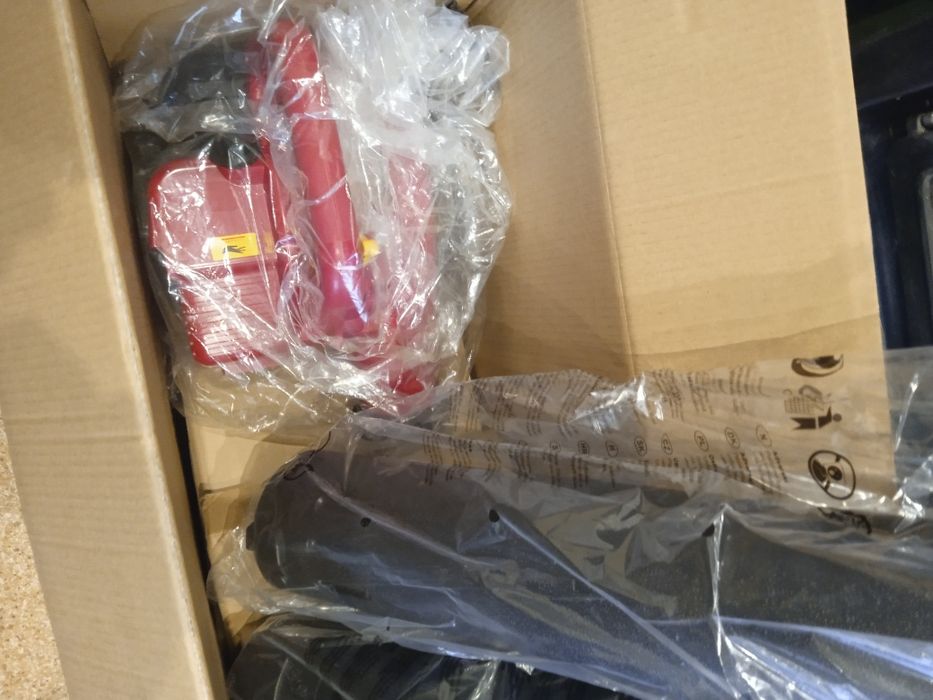 Odkurzacz spalinowy do liści z rozdrabniarka.