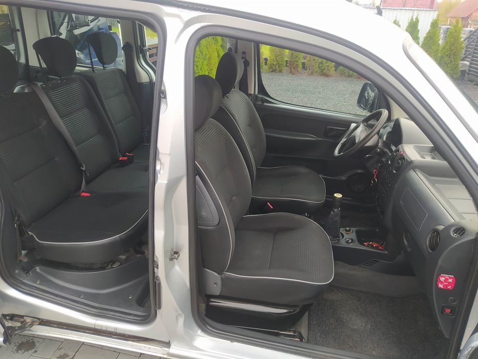 1.6 benzyna. sprawna KLIMA. 4 drzwi. HAK.