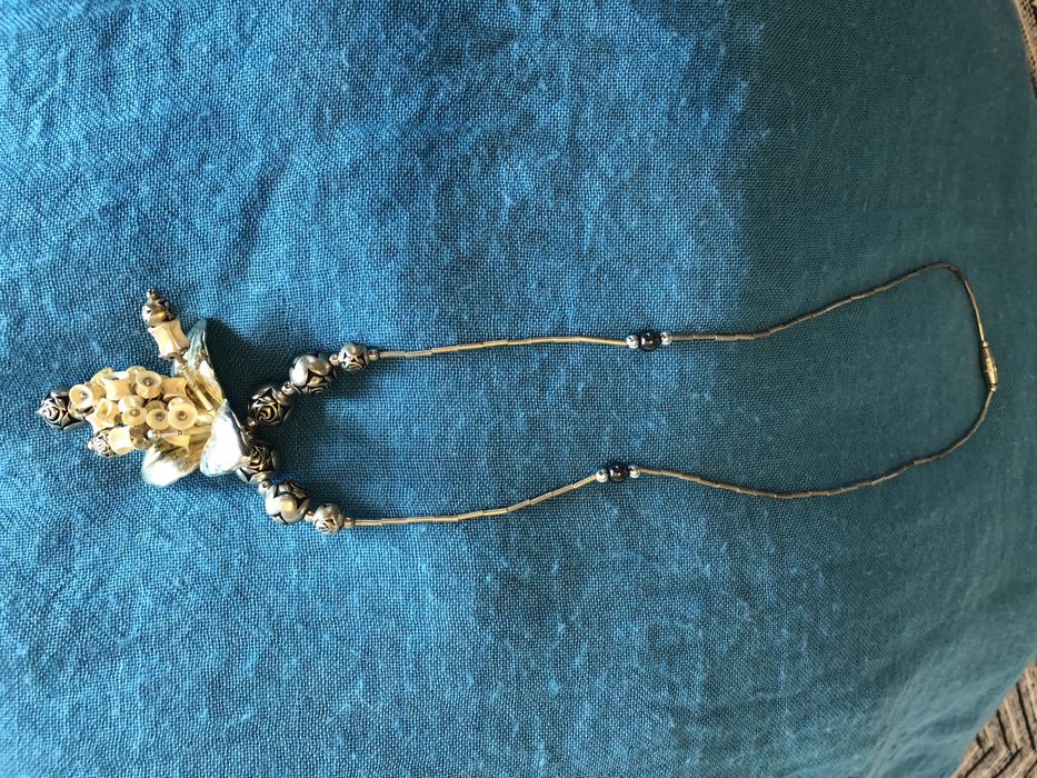 Colar prateado com flor