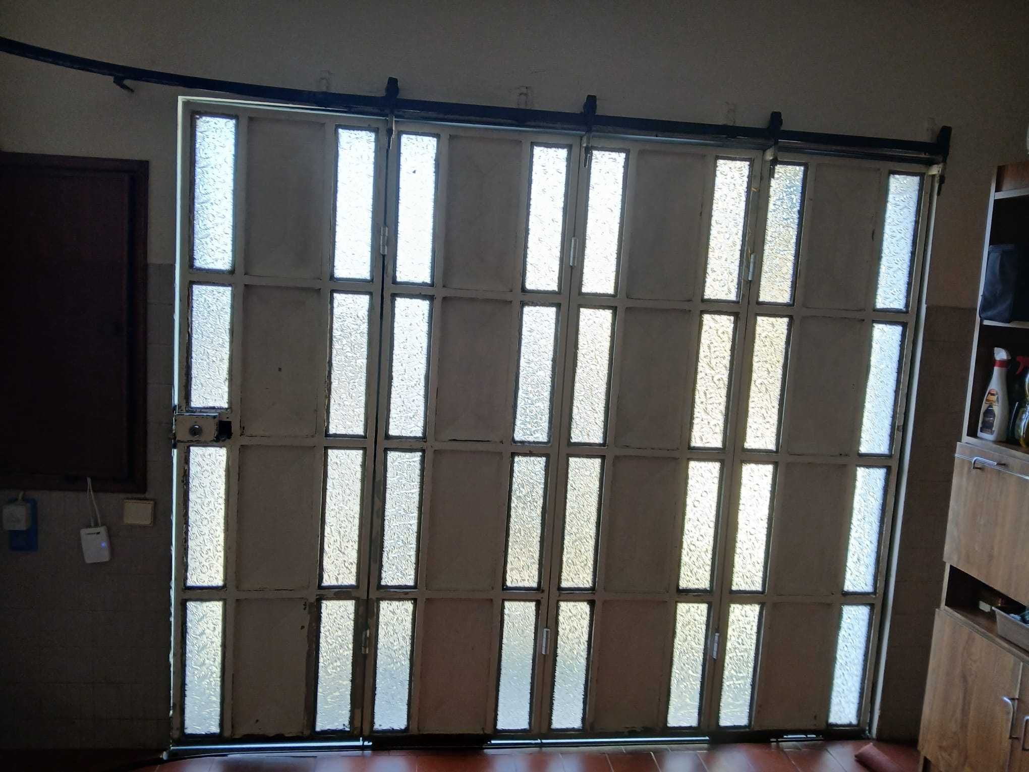 Portão garagem com porta de serviço