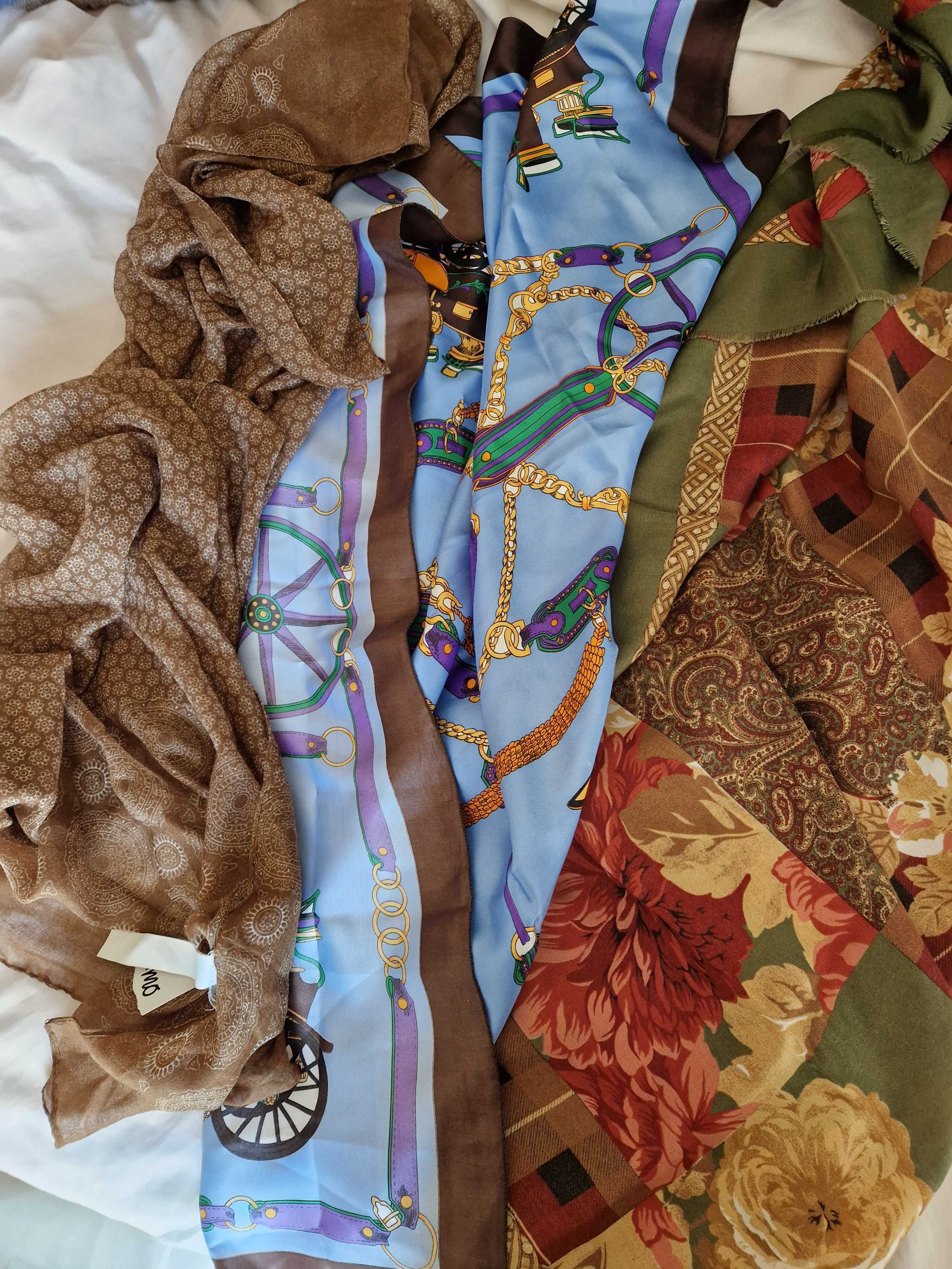 Três lenços de mulher com muitas cores