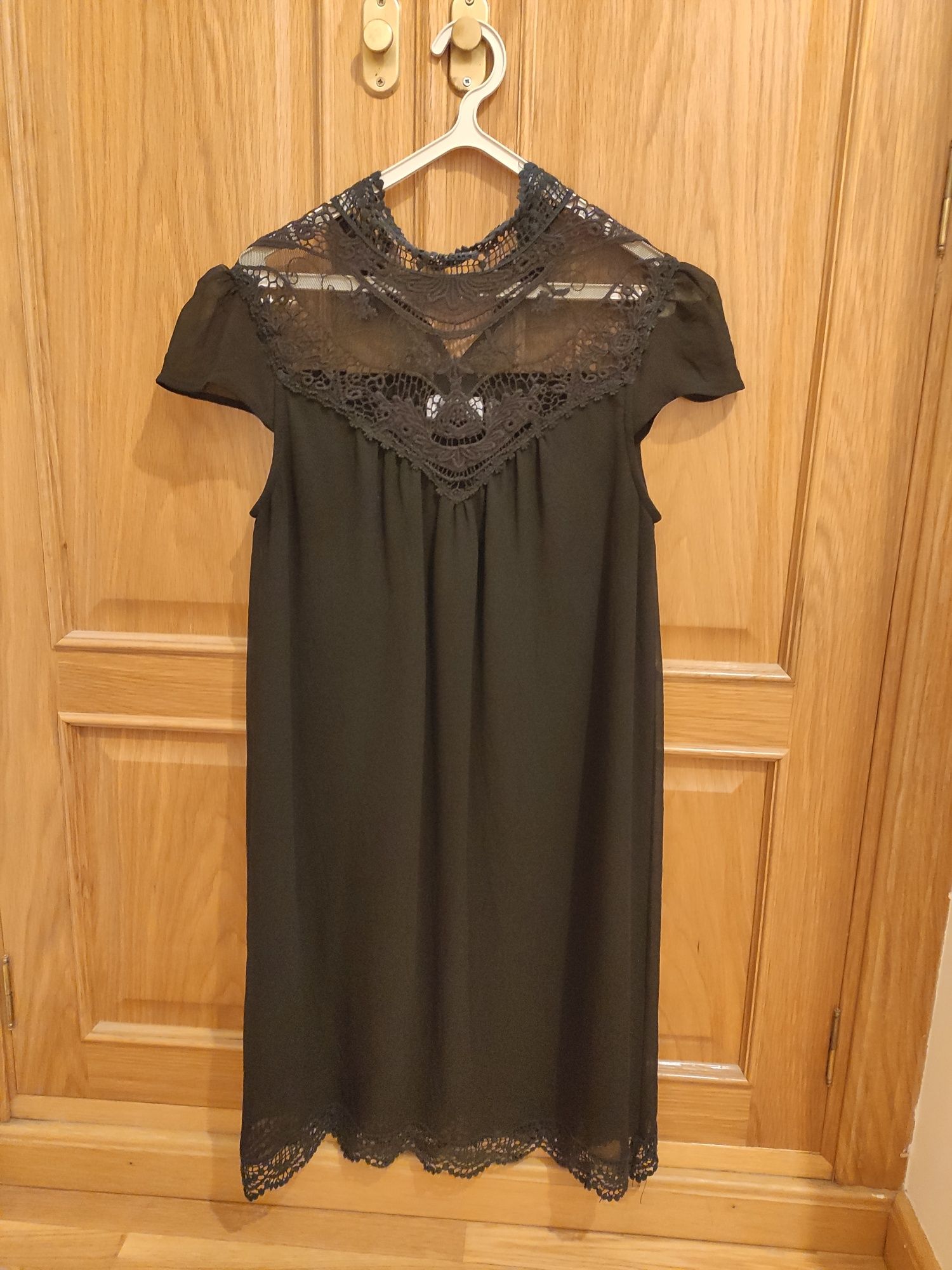 Vestido preto com renda