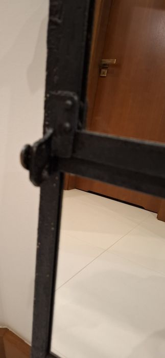 Lustro nascienne wykonane z okna fabrycznego