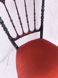 Cadeira antiga com veludo vermelho