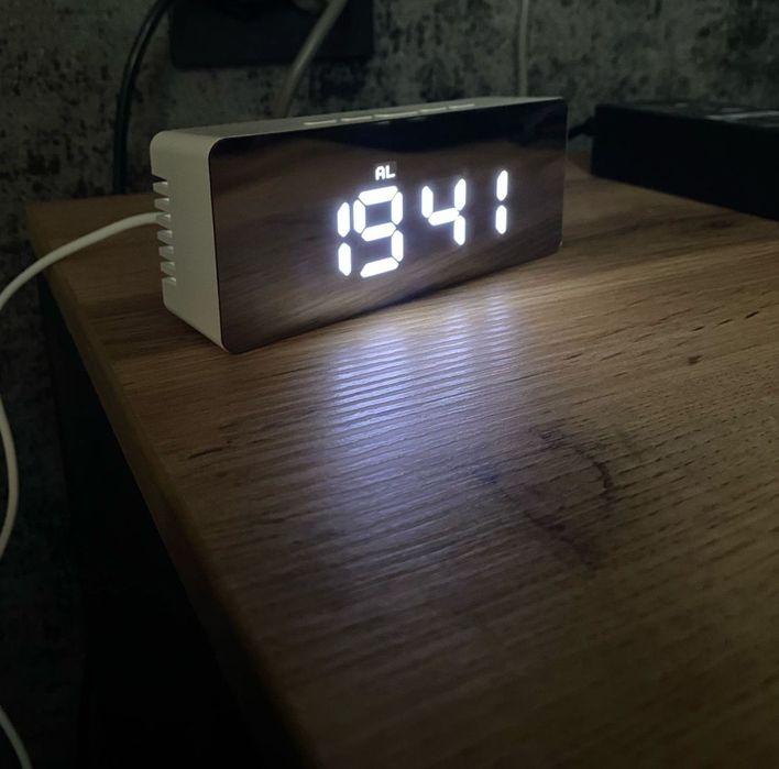 Настільний годинник з будильником