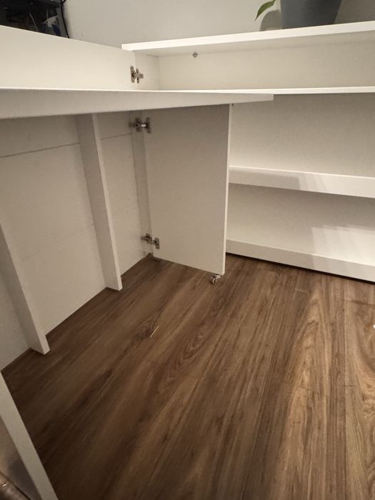 Białe biurko skladane