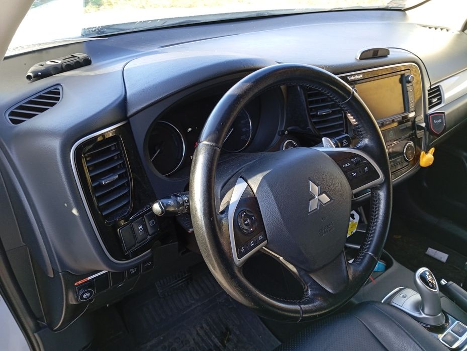 Mitsubishi outlander bezwypadkowa hybryda plug in 2,4+lpg hak