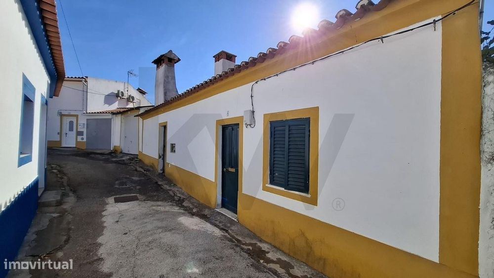 Oportunidade no Alto Alentejo: 2 Moradias para recuperar e terreno  rú