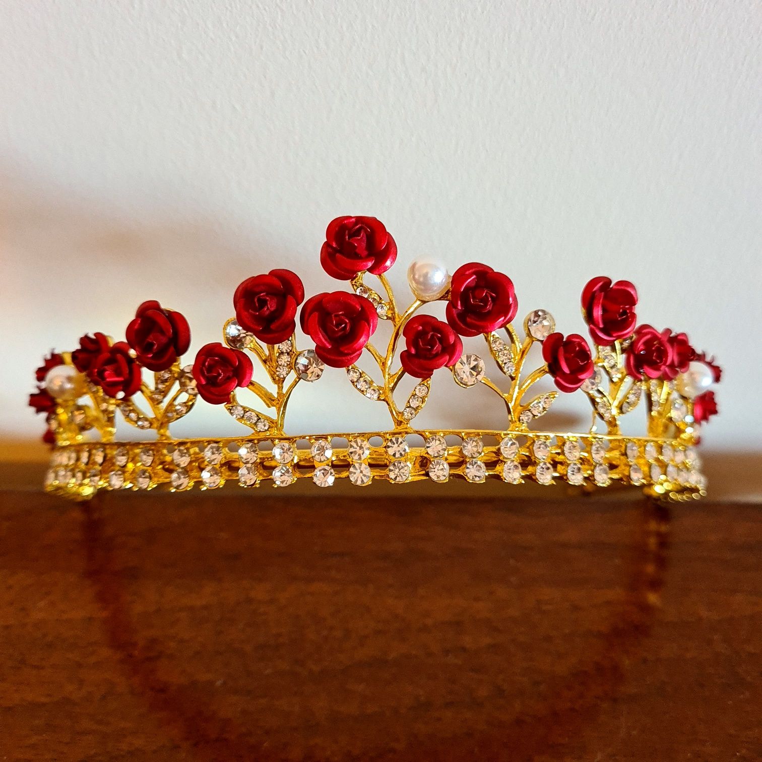 Tiara com rosas vermelhas, pérolas e brilhantes