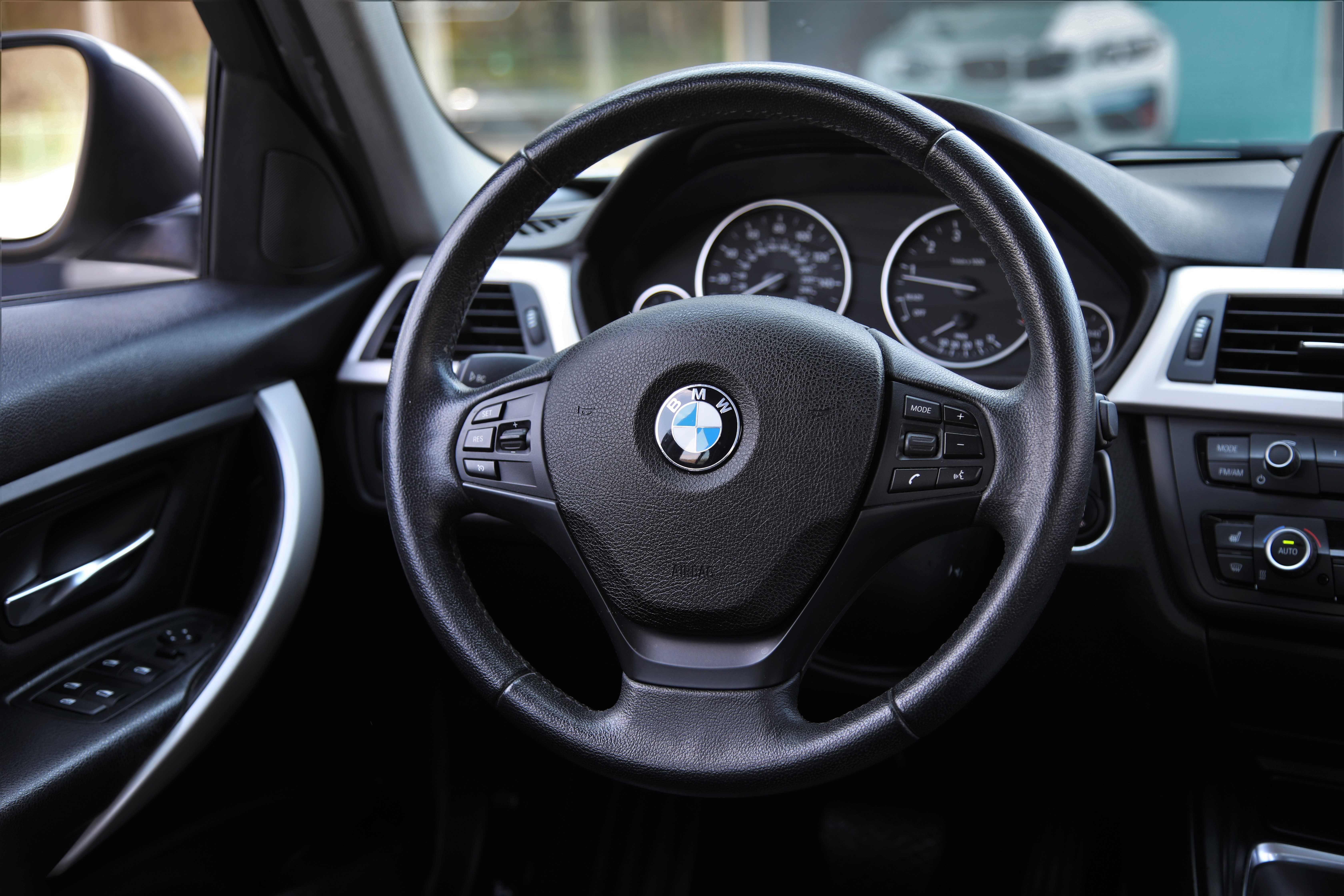 BMW 320i 2014 року