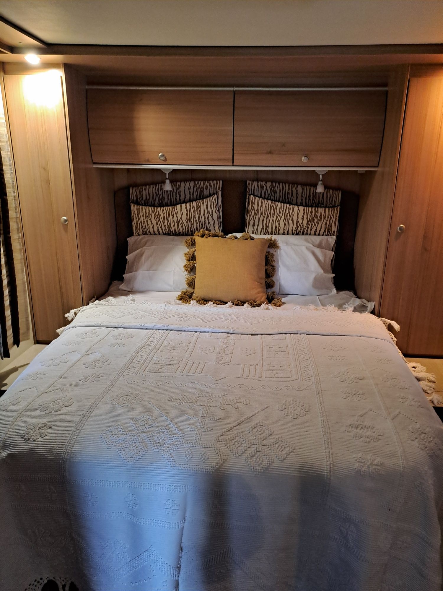 Autocaravana com cama central e basculante - Burstner 720 ixeo