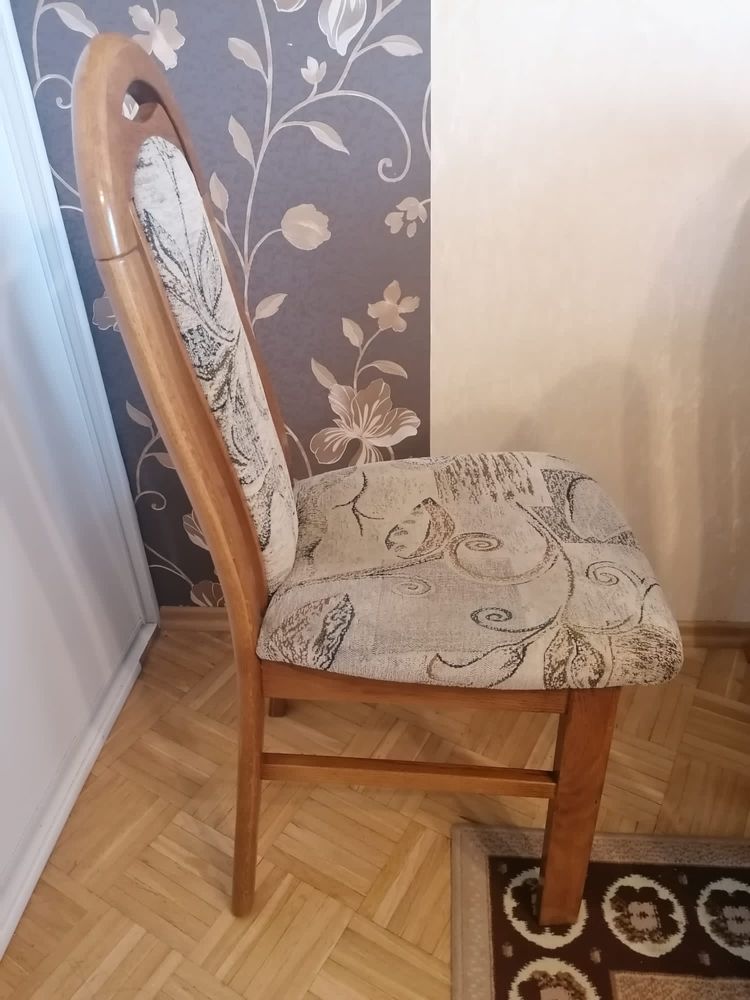 Stół rozkładany wraz z krzesłami
