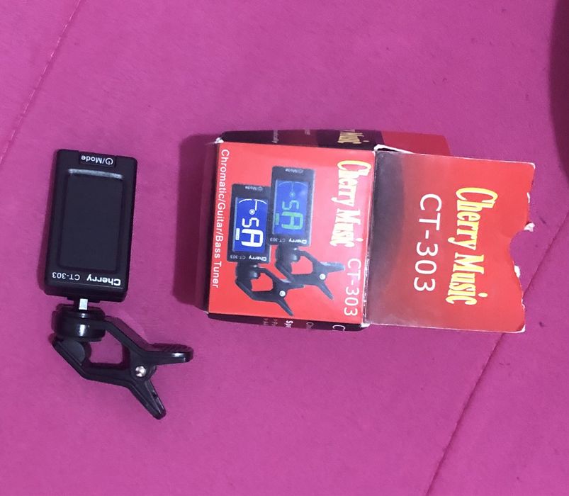 Guitarra clássica marca Rocío modelo n°r10 com acessórios e capa