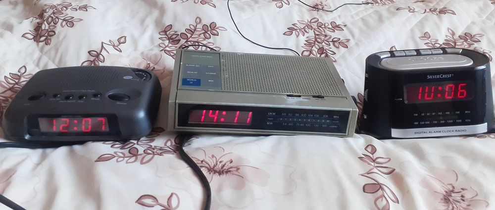 Часы будильник настольные с радио FM и AM