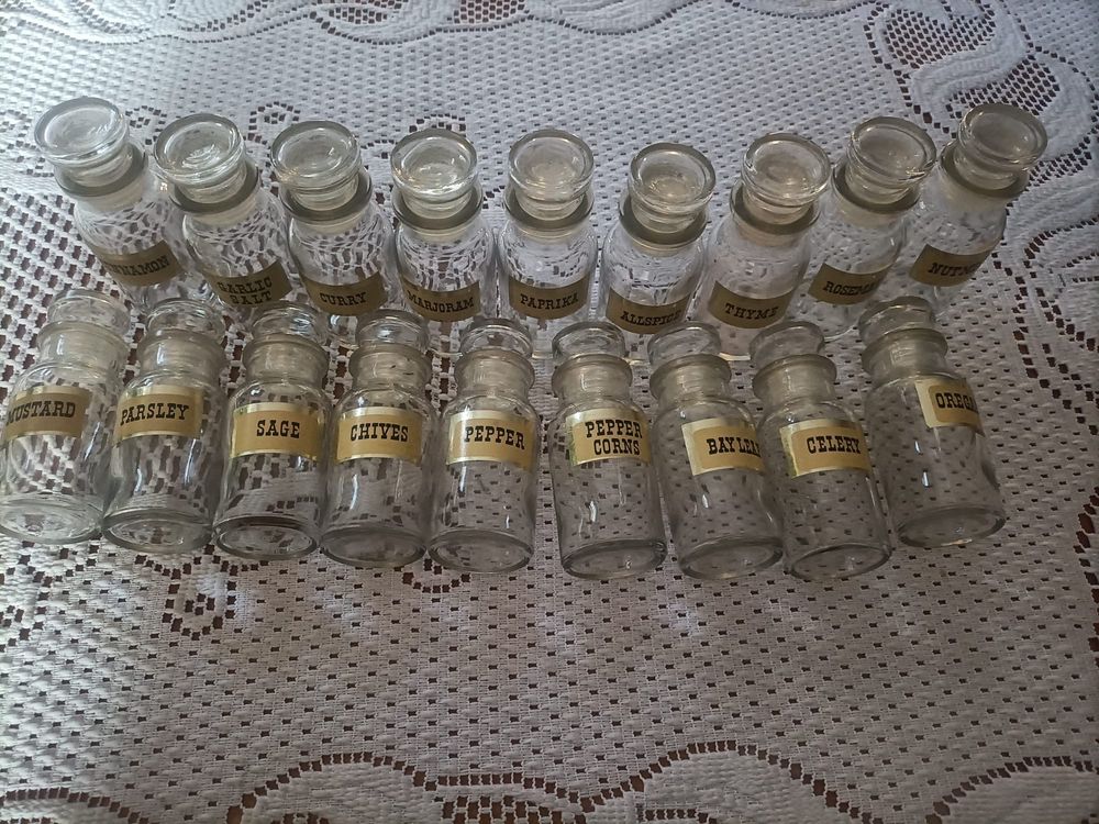 18 japońskich butelek na przyprawy z lat 90