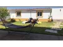 Moradia com quatro quartos, com garagem, jardim e piscina...