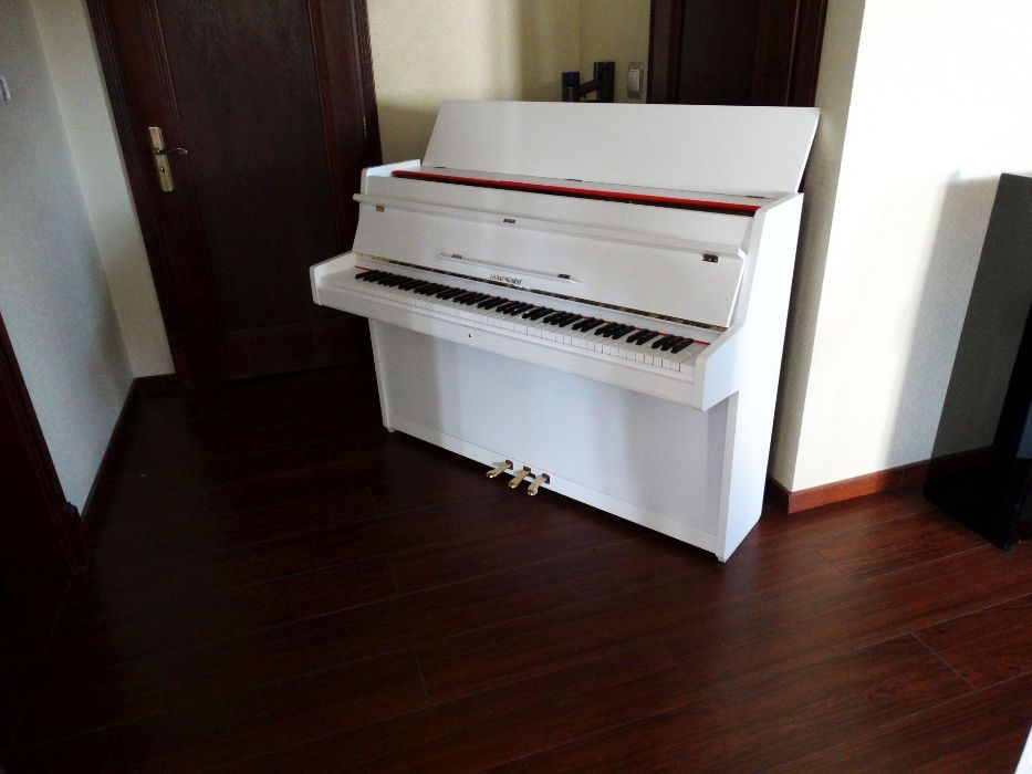pianino biale baumgardt od pianoDesign