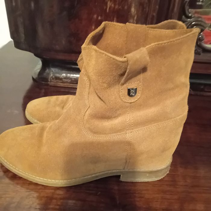 Sprzedam  botki  zamsz naturalny