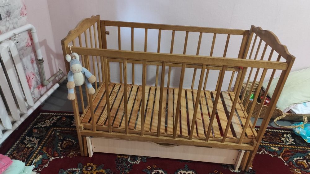 Дитяче ліжко з маятником