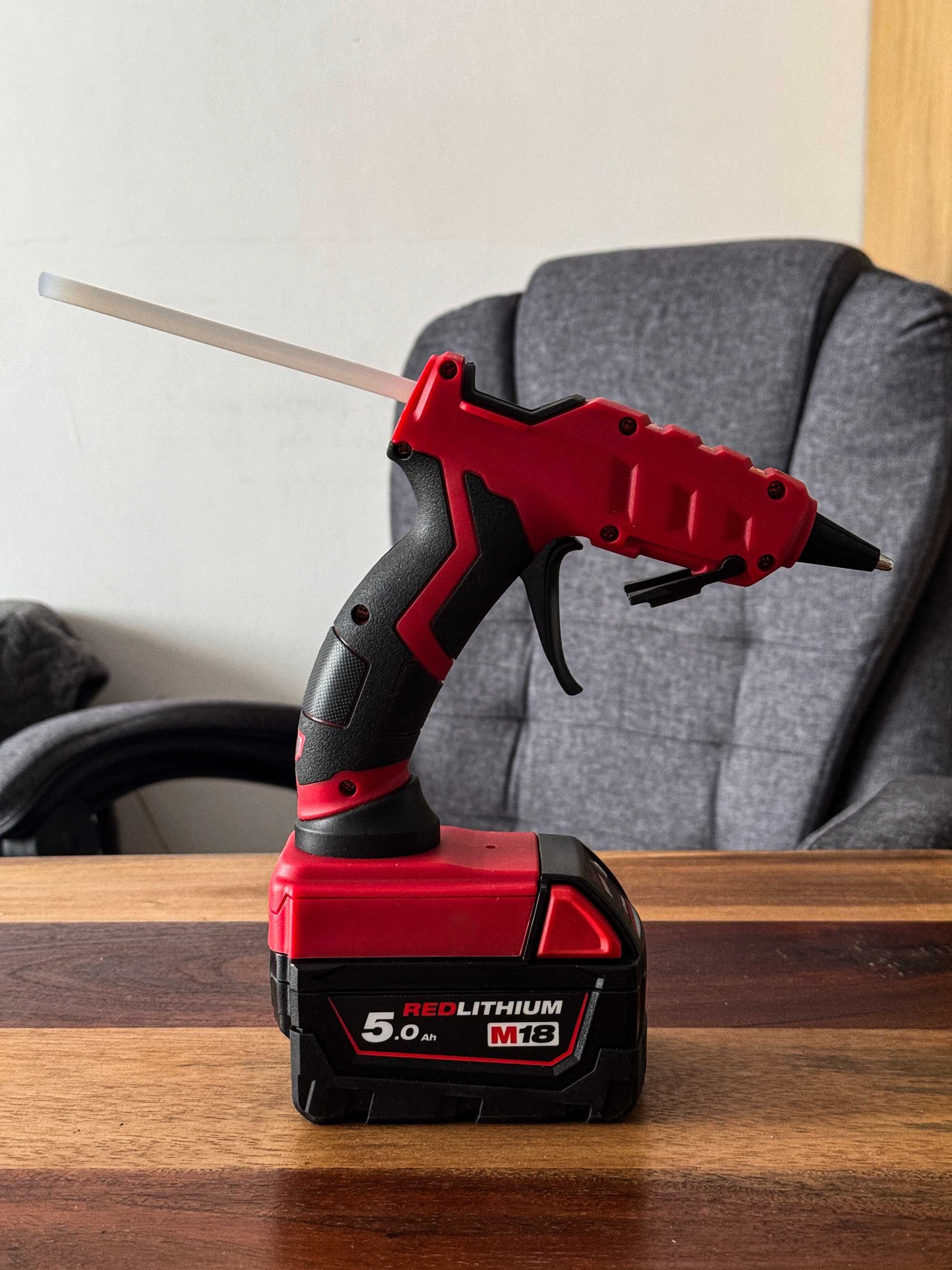 Pistolet Do Klejenia Na Gorąco Na Baterię MILWAUKEE 18V + 30 Patyczków