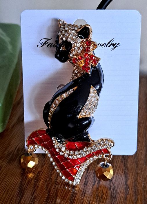 Metalowa broszka damska