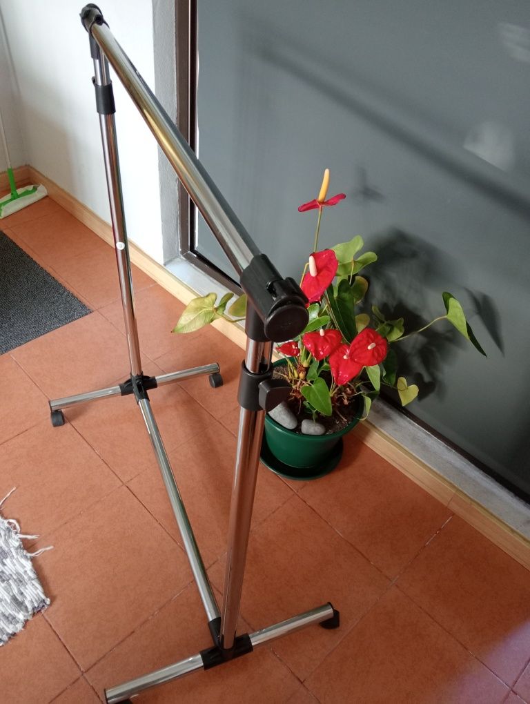 Cabide para pendurar roupeiro