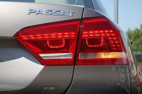 Задні LED ліхтарі з жовтими поворотами для VW PASSAT NMS 2013-2015