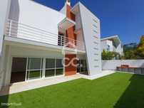 Moradia T4 Independente com 3 Pisos, Garagem e Terraço – A poucos minu