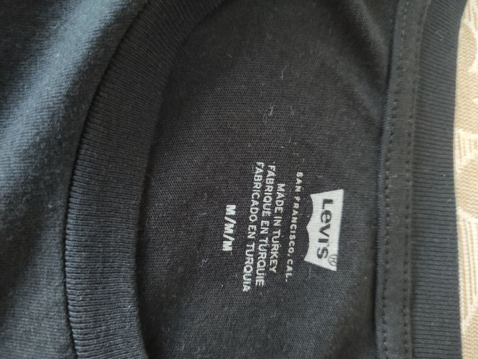 T-Shirt Preta com Logo da Levi's