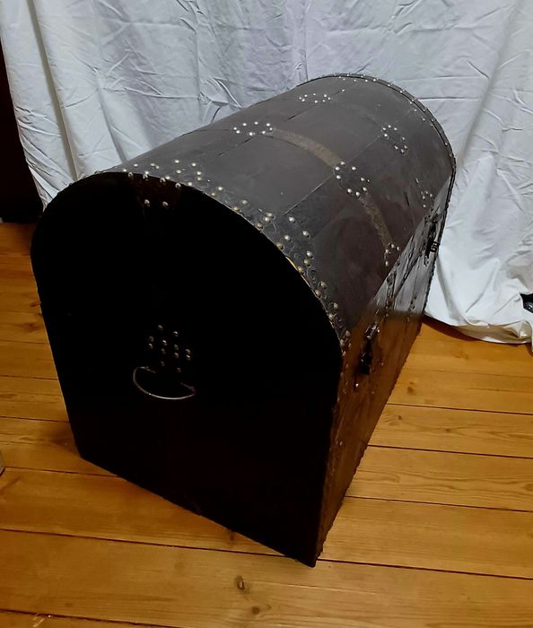 Baú antigo tampa redonda