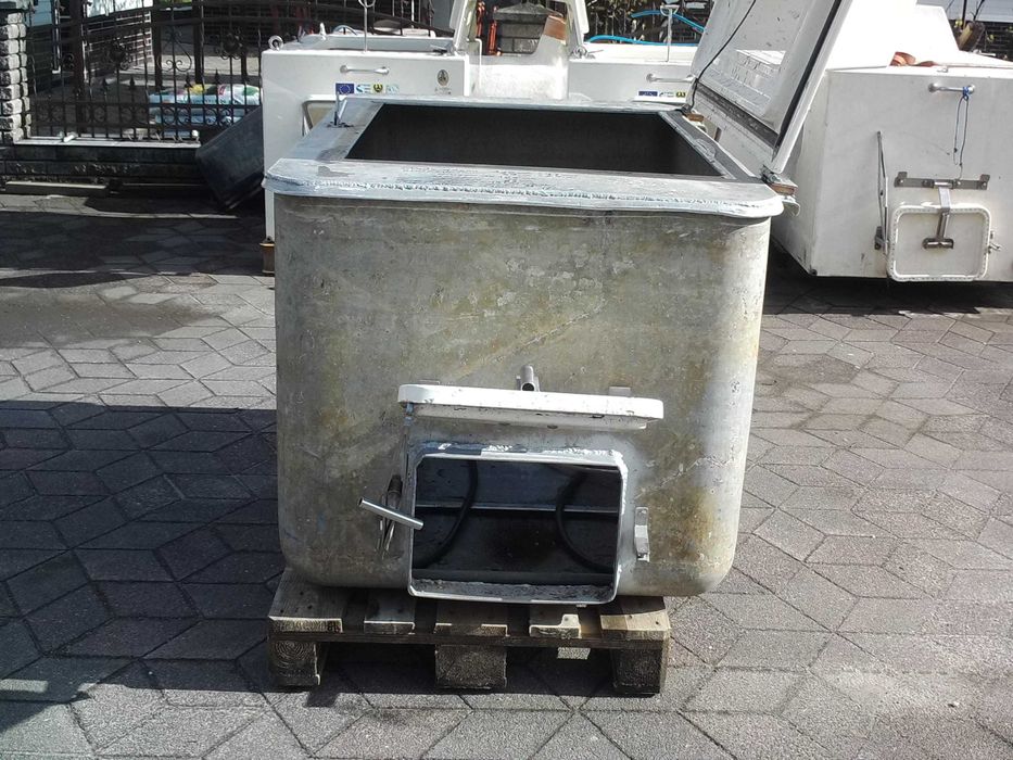 Basen (zbiornik) do transportu żywych ryb z napowietrzaczem 1300 l.