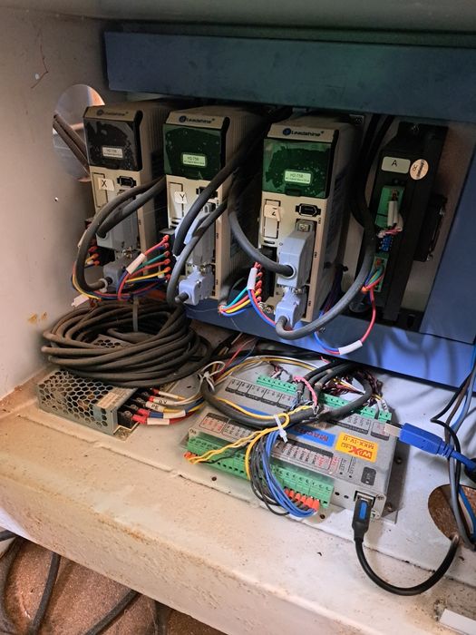 Máquina  CNC de 4 eixos  60x90cm, Spindle 4.5kW Trifásico + Torno