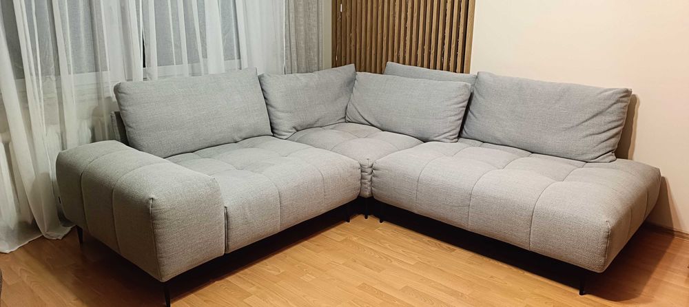 Nowy komfortowy narożnik, szerokie siedziska.