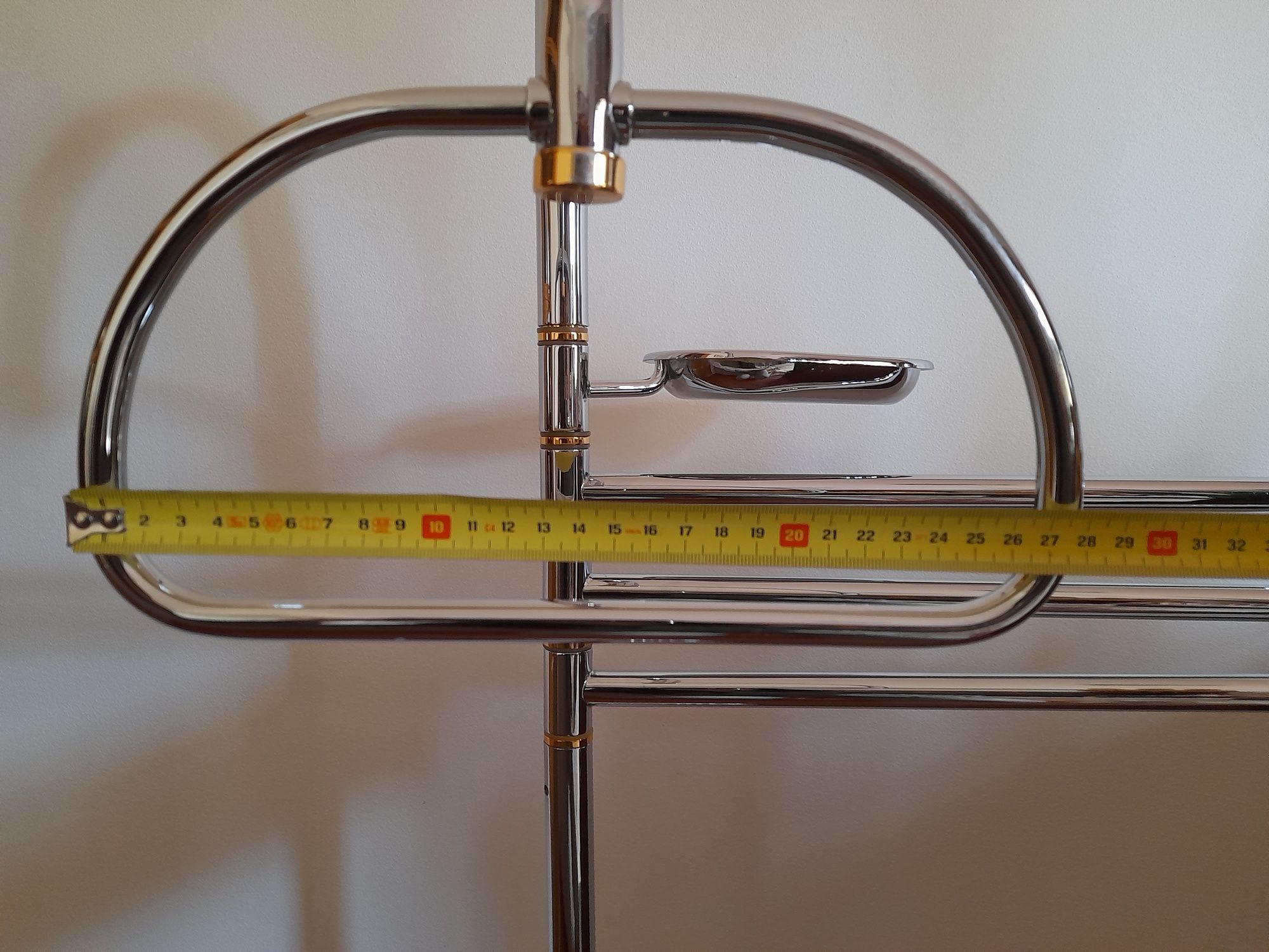 Toalheiro de pé cromado com dourados com 110 cm de altura