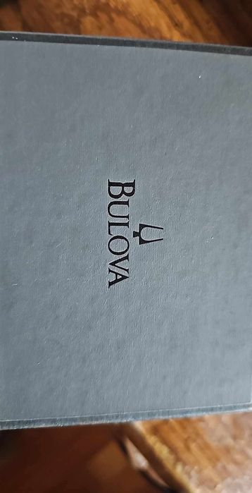 Vende se 2 relógios de prata com diamantes