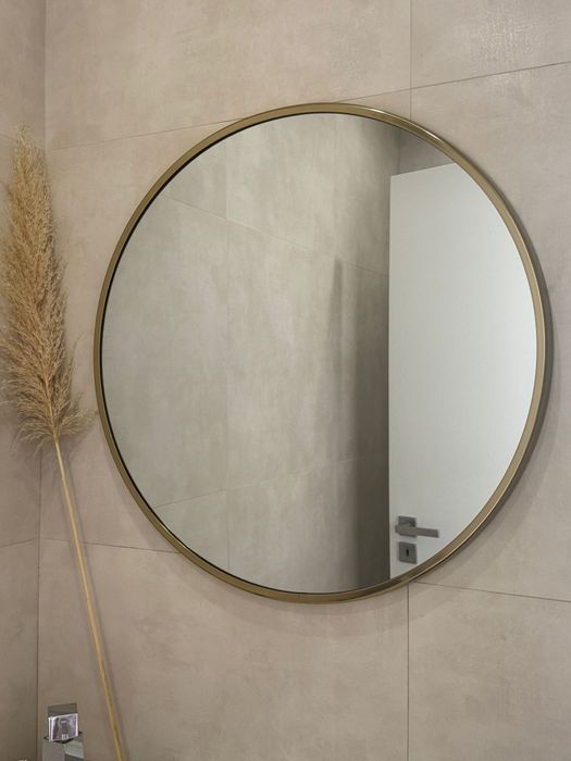 Espelho com moldura dourada