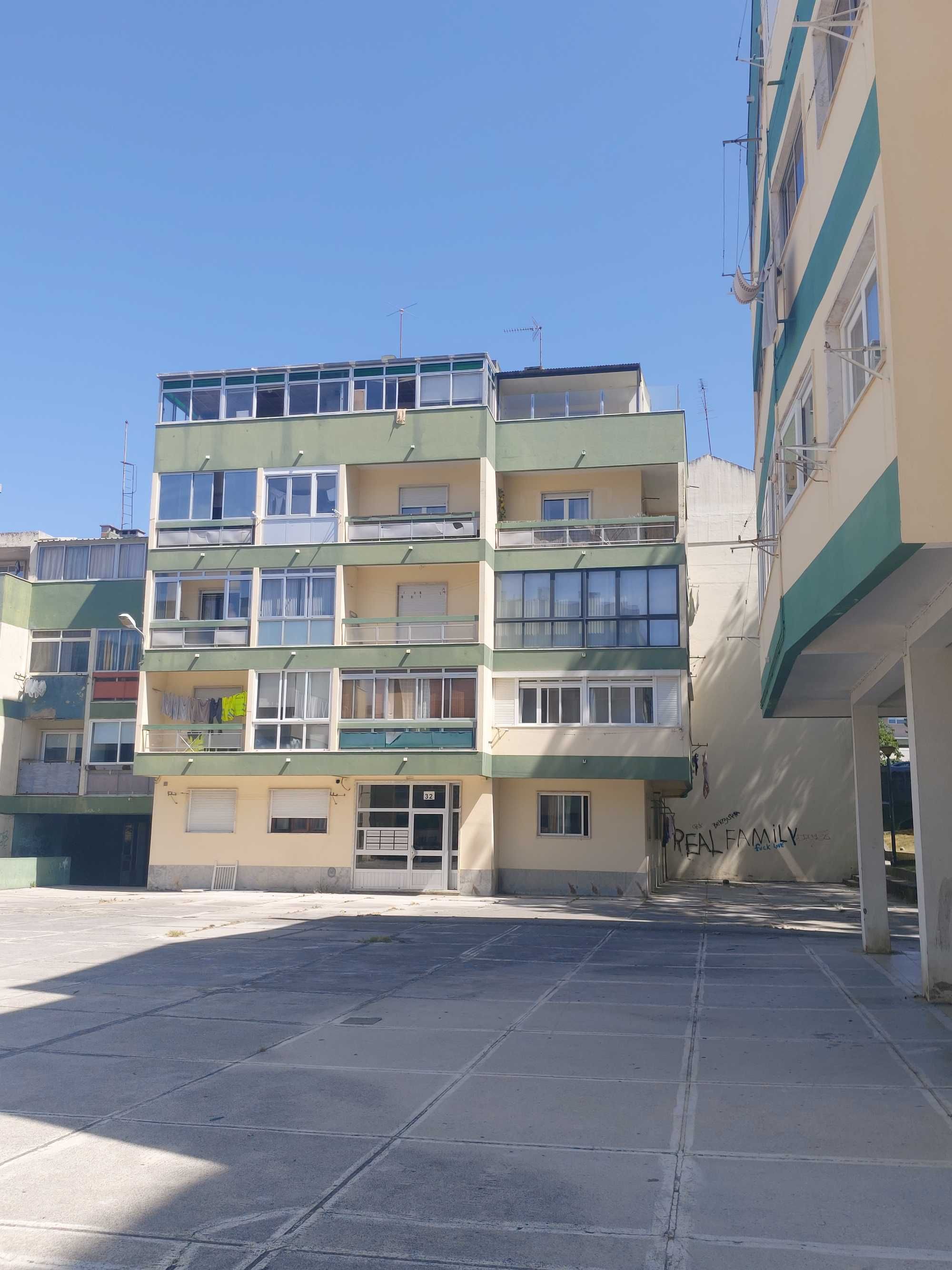 Duplex T4 com 2 Wc's e terraço, junto à Estação de Rio de Mouro