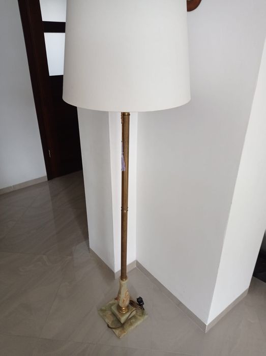 Stara mosiężna lampa podłogowa