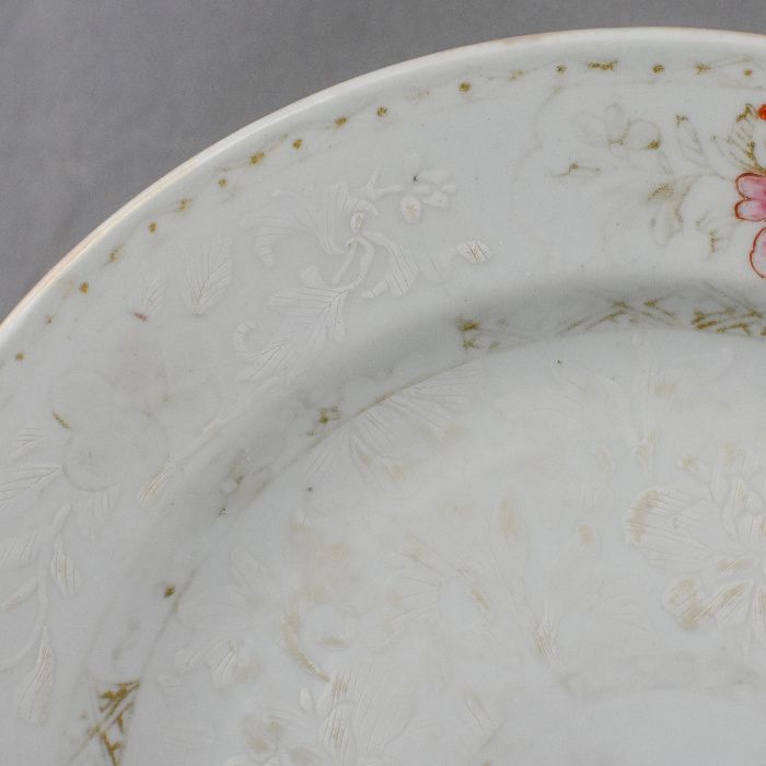 Par de pratos “Bianco sopra Bianco” decor. dourados e flores séc XVIII