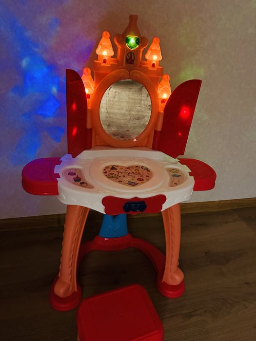 Трюмо. Туалетний столик