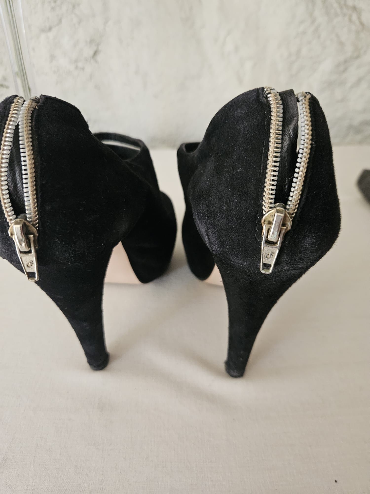 Sapatos abertos com tiras